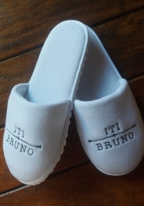 455 - Par Chinelo Pantufa Atoalhado Branco Bordado