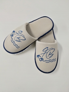 460 -  Chinelo Pantufa Atoalhado Cinza Claro com Silk na Pala e Viés Marinho