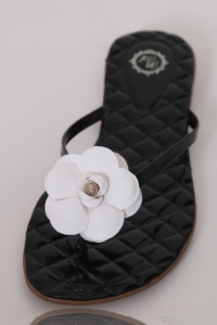 722 - Slim Vip Palmilha Matelassê Verniz Preto com Flor de PU branco